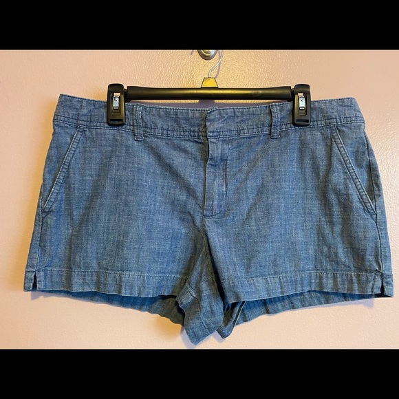 GAP Pants - Women’s Gap shorts size 14